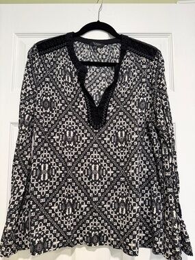 Lucky Brand Black and White Patterned Women’s Long Sleeve V-Neck Top